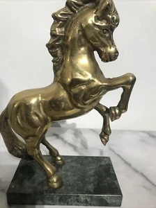 CABALLO DE CRÍA DE LATÓN sobre BASE DE MÁRMOL VERDE 23 cm DE COLECCIÓN Autoportante DECORACIÓN DEL HOGAR - Imagen 1 de 12