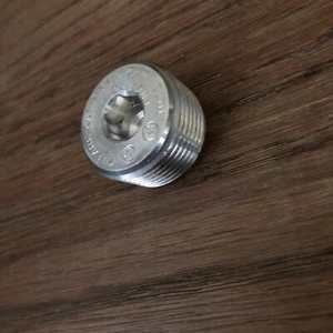 Enchufes en blanco HUBBELL KILLARK CUP-2, aluminio, tamaño comercial 3/4 pulgadas - Imagen 1 de 2