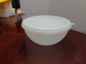 Tupperware Wonderlier Mixing Storing Bowl #2519A- 8 3/4 cup W/ Lid 229 - Picture 1 of 5