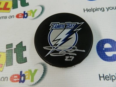 Disco de hockey Tampa Bay Lightning autografiado por Jonathon Drouin Foto 1 de 3