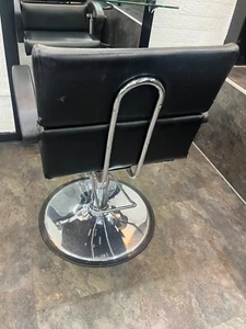 4  gut erhaltene friseur stühle - Bild 1 von 2