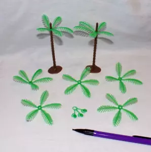 Vintage Lot Miniatur Puppenhaus Diorama Landschaft Palmen Strand Jurassic Blätter - Bild 1 von 3