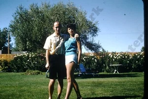 Candid Slim Woman in Shorts 50er Jahre Kodak Red Border Kleinbildfilm Dia A4e7 - Bild 1 von 1