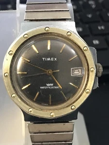 Orologio Uomo Timex 38mm Bicolore Quadrante Nero Calendario Carica Funzionante (Lotto2546) - Foto 1 di 11