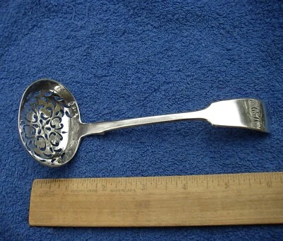 Английский ВИКТОРИАНСКИЙ СТЕРЛИНГОВЫЙ Узор для Скрипки САХАРНЫЙ ПРОСЕИВАТЕЛЬ - Чарльз Бойтон 1847-8 - Изображение 1 из 4