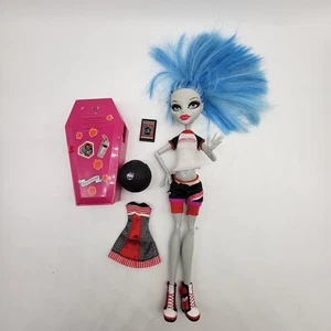 Monster High Ghoulia Yelps Muñeca Fallecimiento Físico Bola Armario Libro - Imagen 1 de 9
