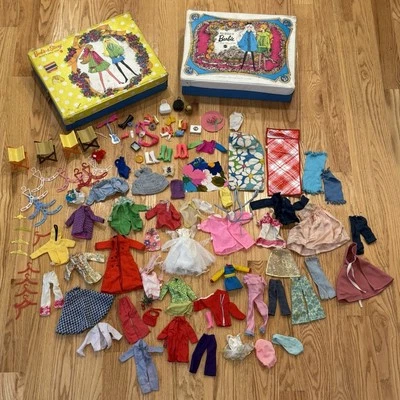 Gran Lote De Ropa Antigua Barbie Años 60 Con Muchos Accesorios Y 2 Estuches De Colección Foto 1 de 4