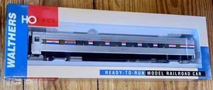 Walthers HO Amtrak Phase 3 85’ Budd 46-Seat Coach Car / #932-6303 - Bild 1 von 3
