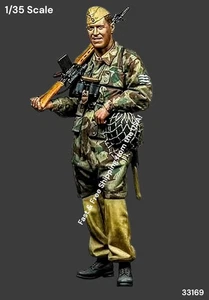 1/35 Resin Figure German Fallschirmjager Para w MP34 On Shoulder Model Kit 33169 - Picture 1 of 3
