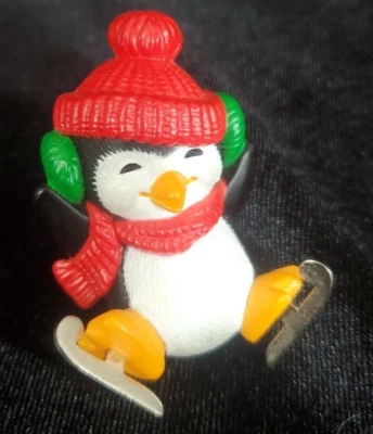 Hallmark Penguin 1983 en patines de hielo hechos en Macao 2,5" etiqueta de precio todavía adjunta Foto 1 de 4