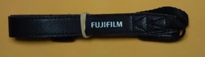 Fujifilm Original schwarz / weiß Kamera Nacken / Schultergurt NEU - Bild 1 von 2