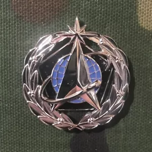 INSIGNIA DE IDENTIFICACIÓN DEL PERSONAL DE LA FUERZA ESPACIAL DE ESTADOS UNIDOS; VESTIDO MINIATURA; INSIGNIA MÁS NUEVA DE ESTADOS UNIDOS - Imagen 1 de 3
