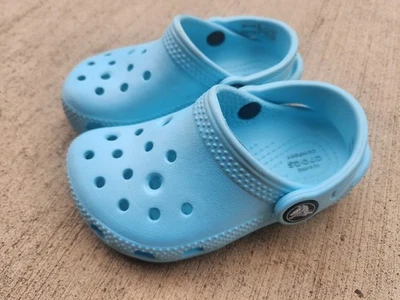 Zapatos zueco clásicos Crocs para niños pequeños talla C 7 Foto 1 de 4