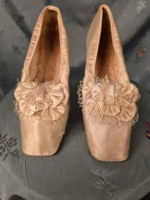 ZAPATOS DE BODA GUERRA CIVIL AÑOS 1860 MARFIL SEDA SATINADO CON ADORNOS DE ROSETA + IDENTIFICACIÓN DEL PROPIETARIO Foto 1 de 4