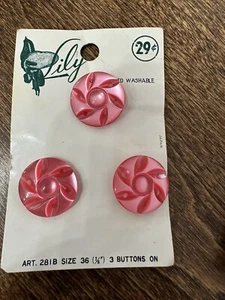 Vintage hellrosa Swirl Design Knöpfe (NEU) Marke Lily 7/8" oder Größe 36 - Bild 1 von 1