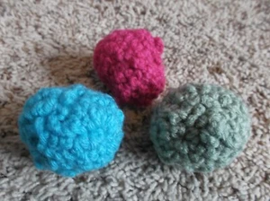 NEU - 3 handgefertigte gehäkelte Katzenspielzeug Puffbälle mit Katzenminze - Bild 1 von 2