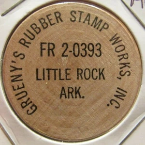 Estampilla de goma vintage de Grueny's funciona en Little Rock, AR ficha de níquel de madera Arkansas - Imagen 1 de 2