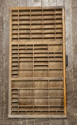 Bandeja tipo prensa tipográfica gaveta de madeira antiga com cabo de metal 16,5x32,5”  - Imagem 1 de 4