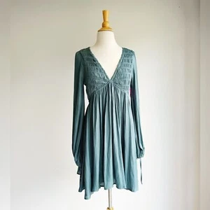 Neu mit Etikett Senfsamen Salbei seidig V-Ausschnitt Kleid Medium - Bild 1 von 4
