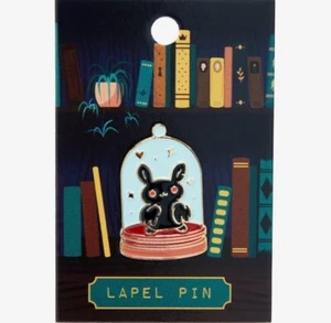 Chibi Mothman Glas Emaille Pin - Bild 1 von 2