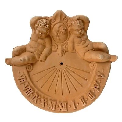 LE TERRECOTTE DI CASSIANO Meridiana con Angeli in Terracotta 25x25cm: Eleganza Classica e Simbolismo