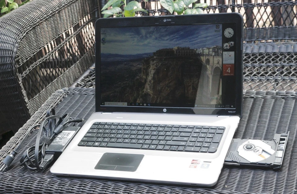 HP PAVILION DV7 17.3" Triple-Core 2.10GHz 16GB RAM 500 Rojo WD HDD Windows 10 Pro Foto 1 de 4