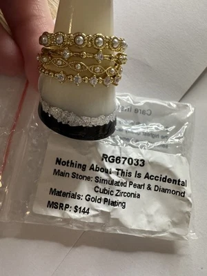 Bomb Party Delicates "Nada sobre esto es accidental" perla y circonita cúbica/oro talla 10 Foto 1 de 3