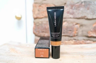 Laura Mercier Tinted Moisturiser Blurred Matte SPF30 (4W Ochre) - Box Damage - Image 1 of 4