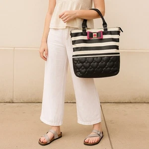 Bolso de Mano Betsey Johnson con Arco a Rayas - Blanco y Negro con Acento Rosa Caliente (EXCELENTE ESTADO) - Imagen 1 de 16