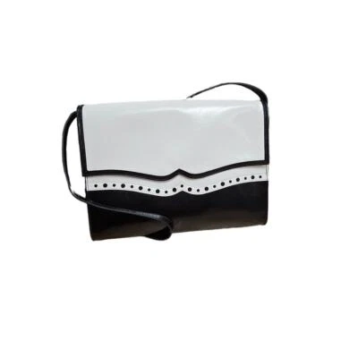 Bolso sobre de cuero con correa HOBO International blanco y negro con punta de ala Foto 1 de 4