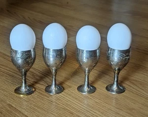 Juego de 4 mini copas vintage de metal plateado para huevos grabadas a mano India - Imagen 1 de 11