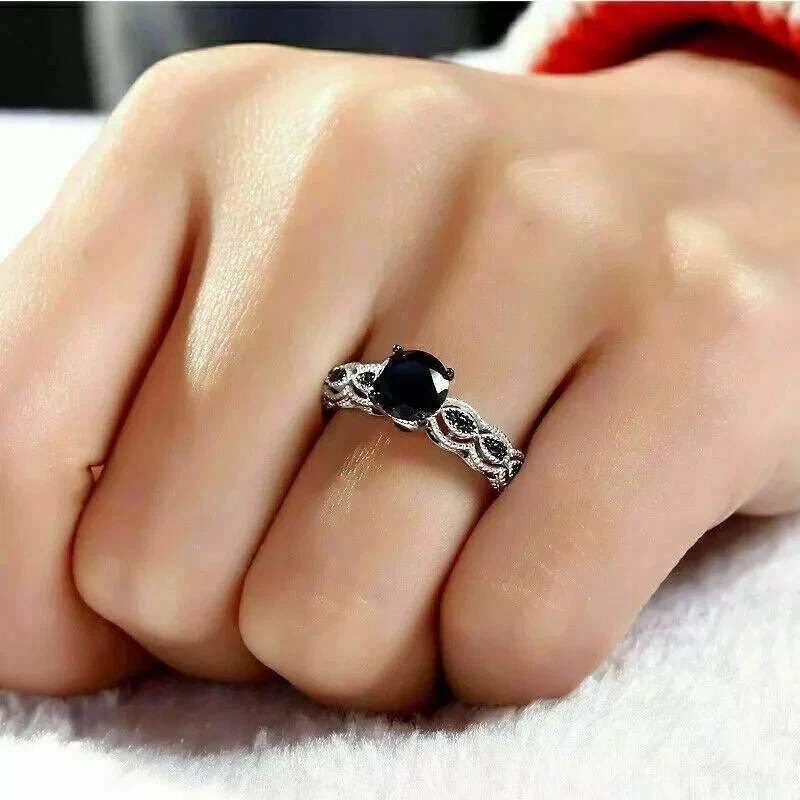 Anillo de compromiso de diamantes negros de corte redondo de 2 quilates enchapado en oro blanco de 14 quilates Foto 1 de 4