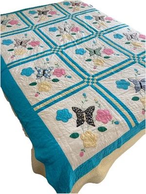 Edredón vintage casero con apliques "mariposa" acolchado a mano 85x70 multicolor Foto 1 de 4