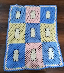 Handgefertigte bunte gehäkelte Babydecke mit Schneemännern - Bild 1 von 10