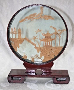 KORK DIORAMA 9,75" mit Box ~ ASIATISCHER Kranich PAGODE Bäume Vintage Kunst geschnitzt rund - Bild 1 von 14