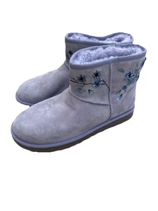 NEU UGG Classic Mini Wildleder bestickt Blumen Stiefel, June Gloom, US 8 - Bild 1 von 8