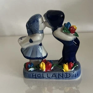 Vintage Ceramic Argo Dekft Holland 9022 Boy And Girl Kissing 4" Kitschy - Picture 1 of 5