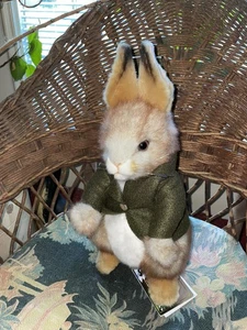 HANSA - Coniglietto Ragazzo, 11" Peluche Peluche Coniglio con Cappotto Verde Nuovo con etichette Nuovo - Foto 1 di 17