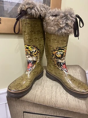 Botas de borracha femininas Ed Hardy tamanho 10 icônicas vintage tigre - Imagem 1 de 4