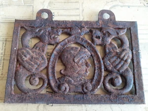 PLAQUE METAL ROUILLE ANCIENNE motifs dragons tête homme casque - Picture 1 of 5