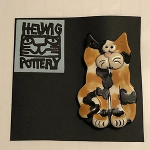 Alfiler artístico de joyería para gatos Helen Helwig cerámica calico, firmado de 2,5"" x 1,5 - Imagen 1 de 8