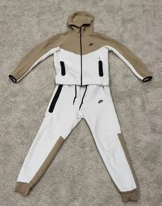 Chándal con capucha y pantalones deportivos Nike Tech polar blanco y tostado para hombre talla pequeña - Imagen 1 de 4