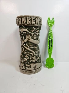Taza Tiki Shrunken Head Tropic Lounge con varilla giratoria. Raro Nuevo - Imagen 1 de 13