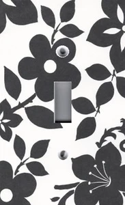 Placca interruttore luce copri presa NERO FLOREALE fiori neri su sfondo bianco - Foto 1 di 26