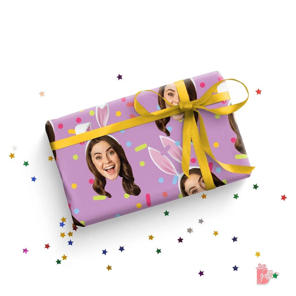 Divertido rollo de papel de regalo personalizado con orejas de conejo caprichosas cortadas en la cara con foto Foto 1 de 4