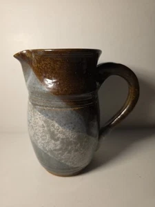 Jarra de leche crema esmaltada azul/marrón Studio Art Pottery firmada Tod - Imagen 1 de 5