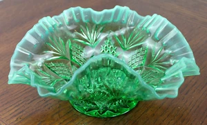 DUGAN Green REFLECTING DIAMONDS Antique Bowl w/ Opalescent Ruffled Crimped Edges - Picture 1 of 9