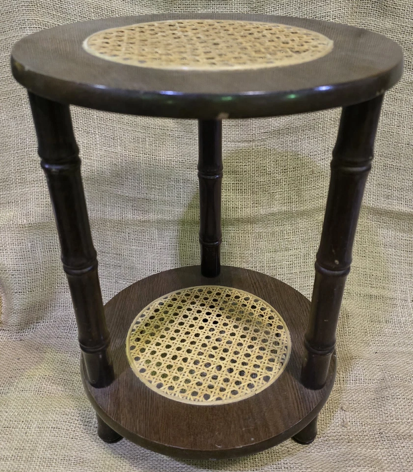 Mesa auxiliar vintage de madera con soporte para plantas de ratán de mimbre 16" de alto 11,5" de diámetro Foto 1 de 4