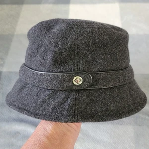 Sombrero de cubo Coach gris pizarra de lana para mujer con correa recortada de cuero y bloqueo giratorio - Imagen 1 de 8