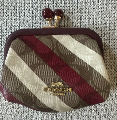 Moneda Coach Cherry Kiss-lock bolsa pequeña firma marrón crema granate baya Foto 1 de 4